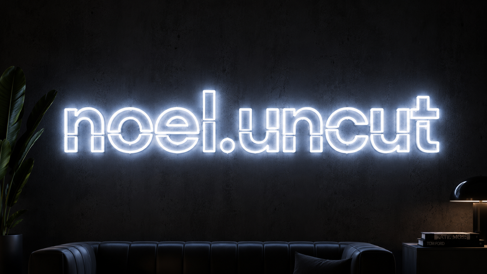 noel.uncut Neon Schriftzug an dunkler Wand